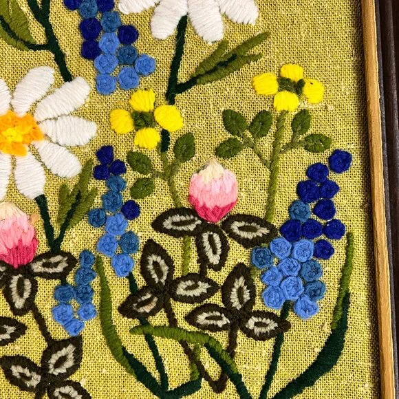 Vintage Framed Embroidery Crewel Art Floral Garden Bee Cottage Daisies - Picture 4 of 9